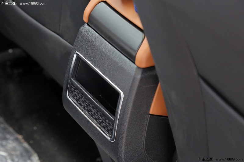  众泰T300 2017款 1.5L 手动精英型 双色