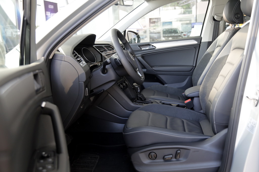 途观l 2019款 280tsi 自动两驱全景舒适版内饰图片 –