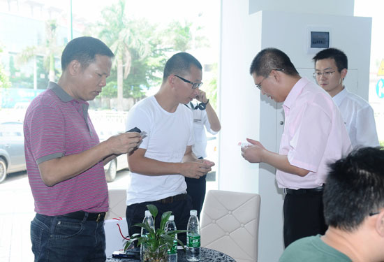 王澍总经理与记者互换名片-法式优雅 一车阳光 大C4毕加索试驾会深圳