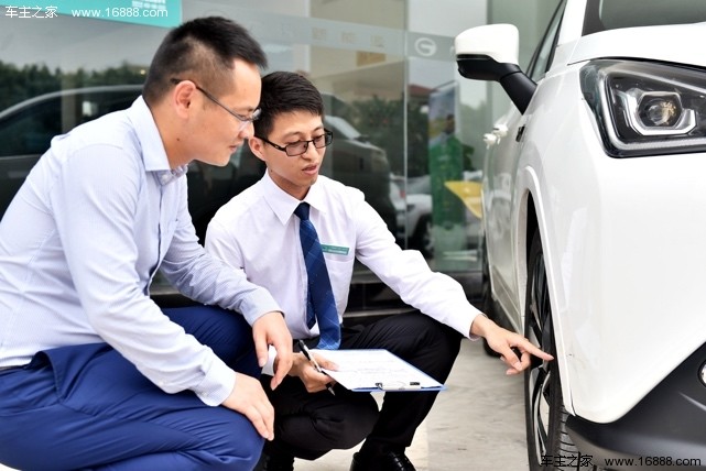 广汽新能源工作人员进行为您的爱车进行环车检查