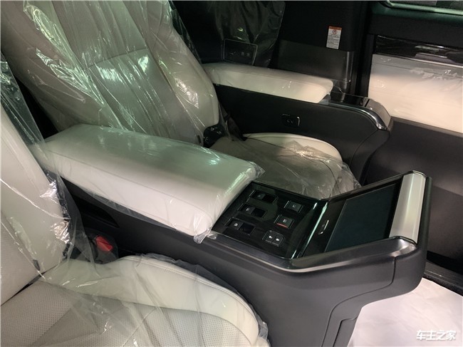 2020款雷克萨斯lm300h内饰方面:雷克萨斯lm300推出了7座以及4座两种