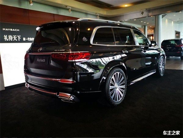 迈巴赫gls600礼尚版,迈巴赫GLS600双拼色 2021款奔驰迈巴赫gls600礼尚版现车价格?