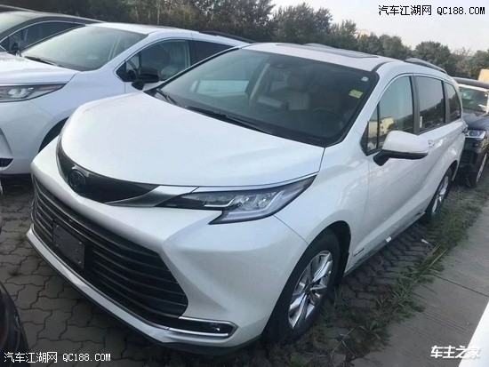 21新款丰田塞纳桃木镶嵌的中控台更显格调雅致,中控台上设置了前排
