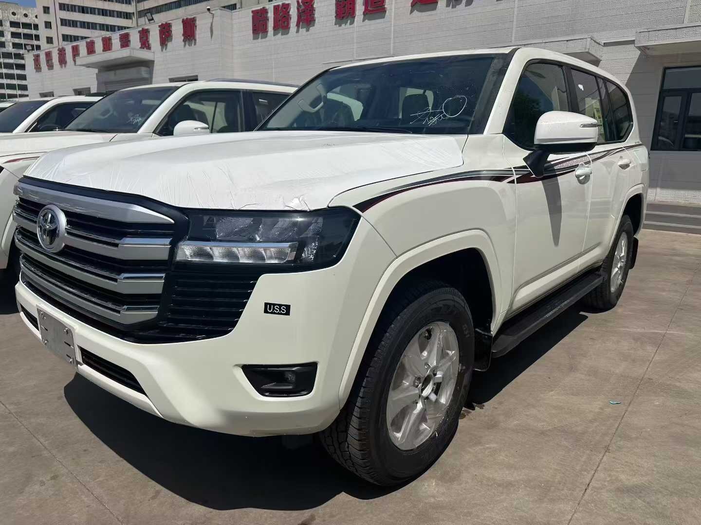 兰德酷路泽中东版 全部在售 2025款 2024款 2023款 2022款 2021款 2020款中东版丰田兰德酷路泽4000内外解析