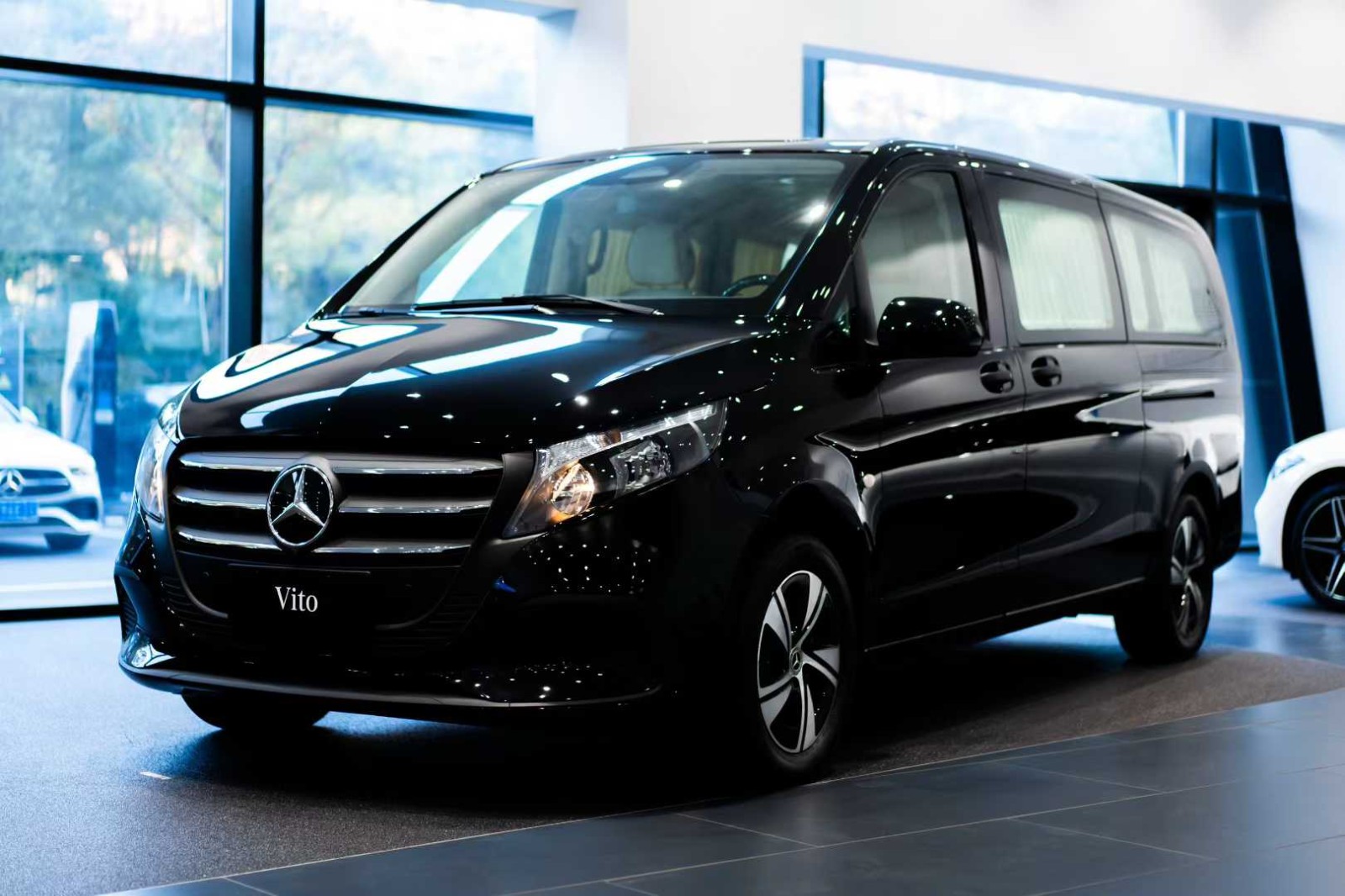 奔驰V级 全部在售 2024款 2022款 2021款 2020款 2018款 2017款奔驰授权 匠心之作，傲旋豪华商务车(宾利黄)实拍照片