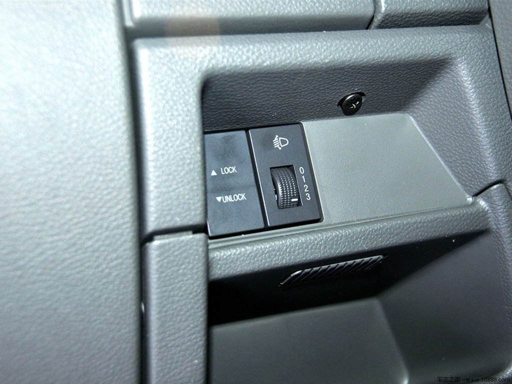 新途V802015款 2.5TAMT商杰版长轴中顶
