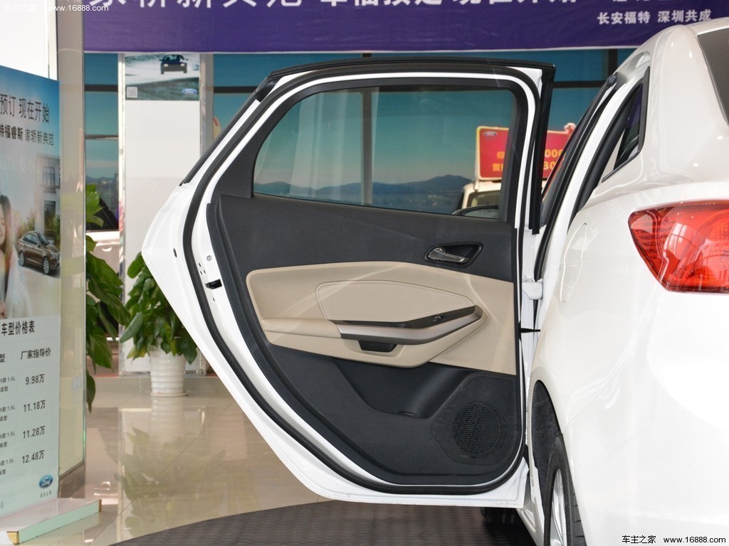 福睿斯 2015款 1.5L 手动时尚型