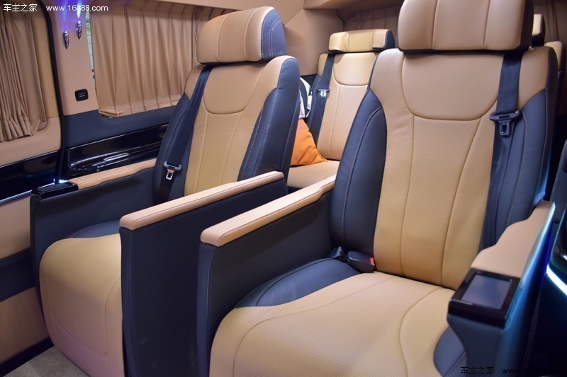 奔驰V级墨版2018款 V250 2.0T 汽油 Larga 5.37米