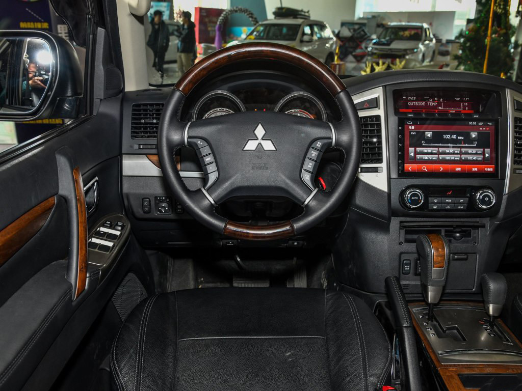 帕杰罗中东版2018款 3.8L 五门GLS
