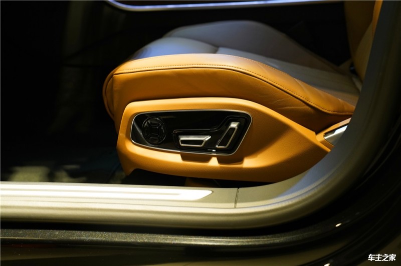 奥迪A82019款 A8L 55 TFSI quattro 尊贵型