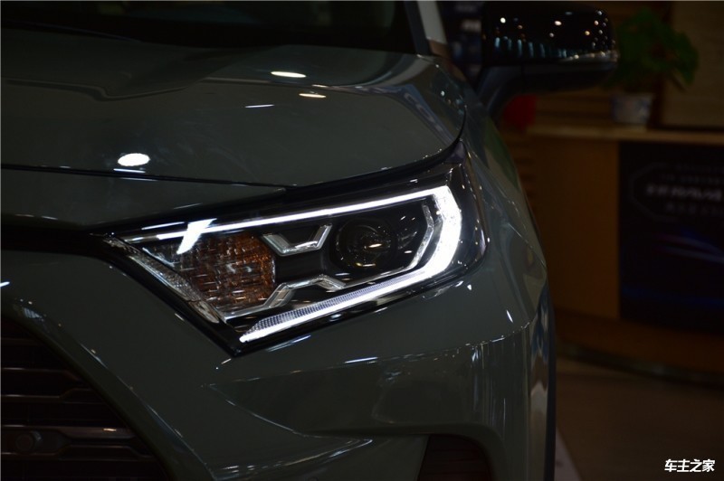 RAV4荣放2020款 2.0L CVT四驱尊贵版