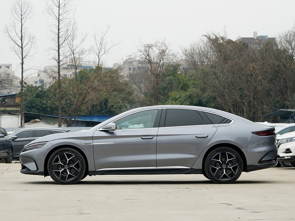 汉 2024款 EV 荣耀版 605KM前驱尊贵型