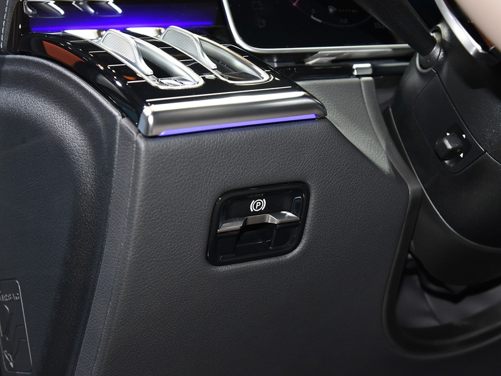 奔驰S级 2022款 S 500 L 4MATIC 高级定制版
