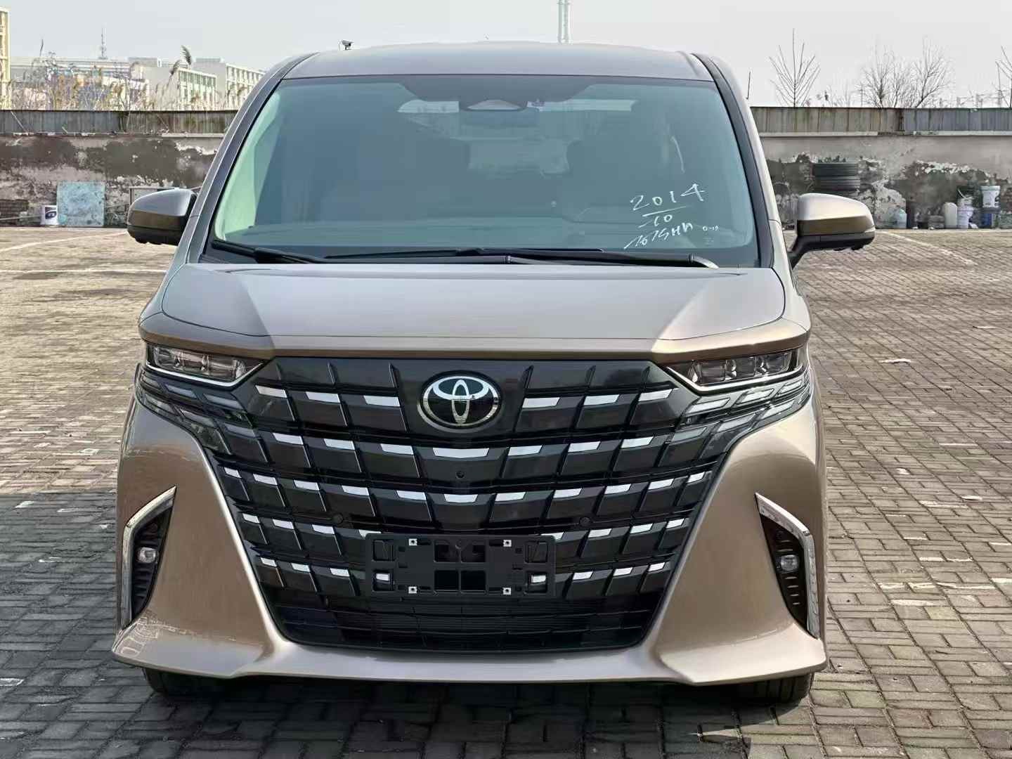 埃尔法 2025款 双擎 2.5L 尊贵黄金版
