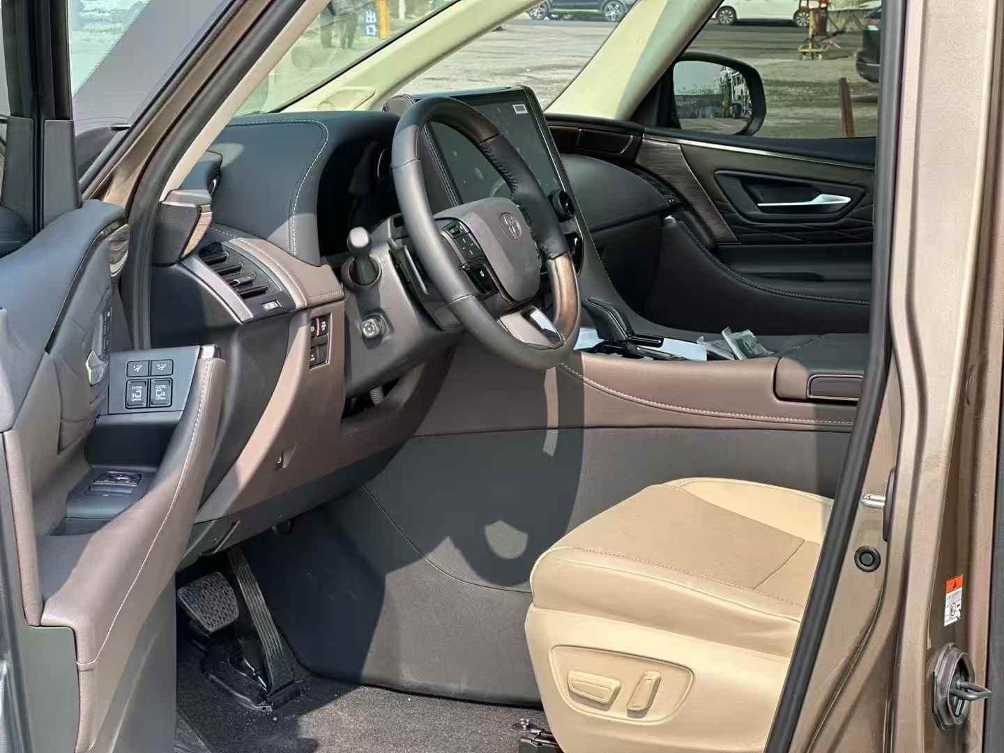 埃尔法 2025款 双擎 2.5L 尊贵黄金版
