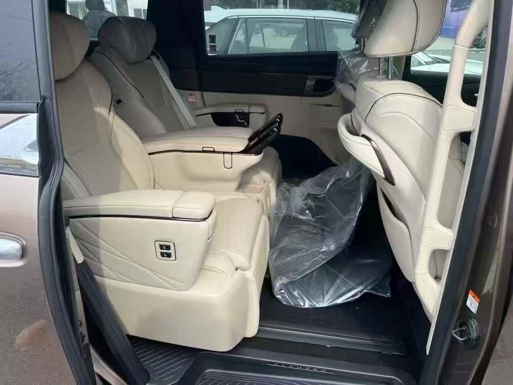 埃尔法 2025款 双擎 2.5L 尊贵黄金版
