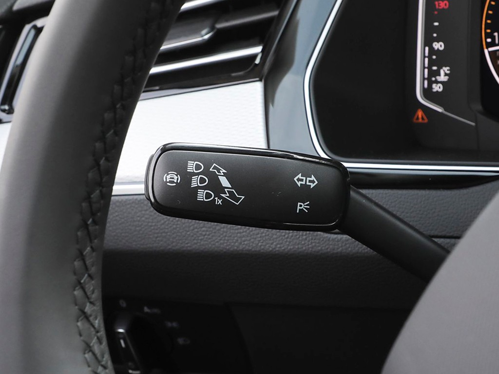 迈腾 2025款 改款 众享款 330TSI DSG豪华型