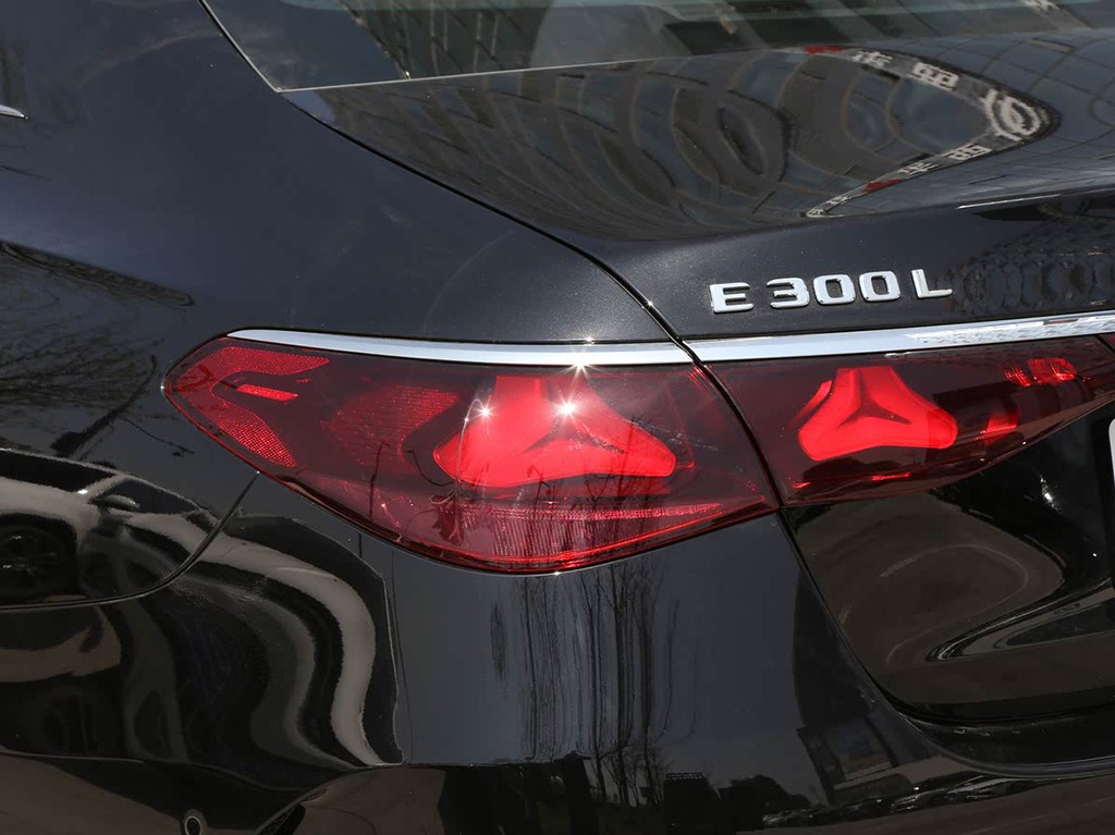 奔驰E级 2025款 改款 E 300 L 时尚运动型