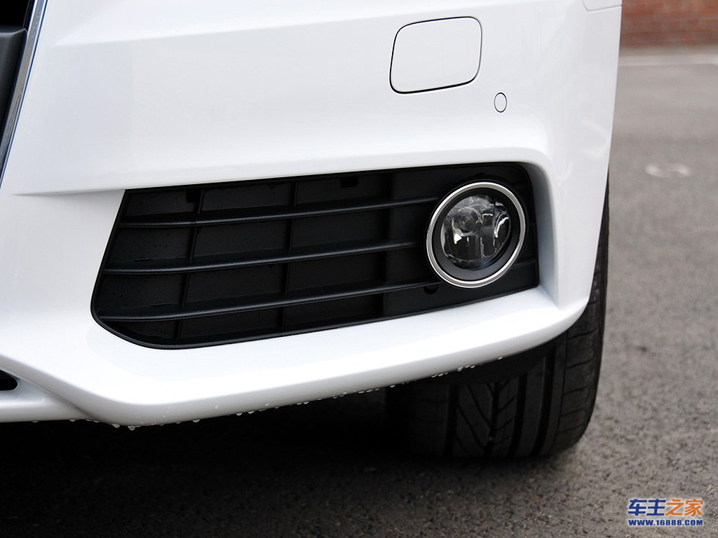 奥迪a4l左前雾灯