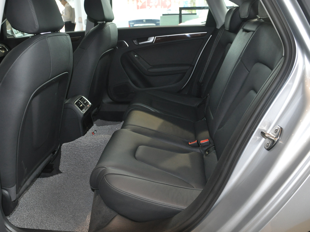 奥迪a4l后排空间