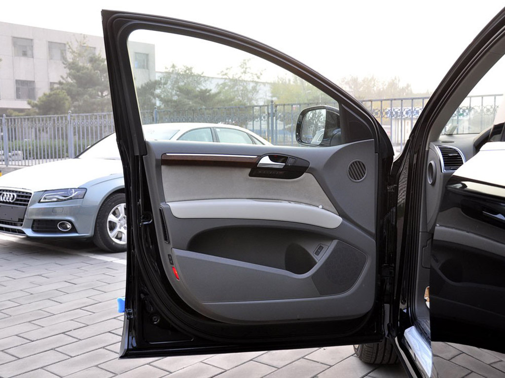 奥迪q7左前侧车门