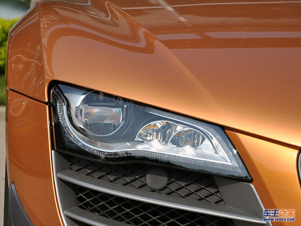 奥迪r8右前大灯