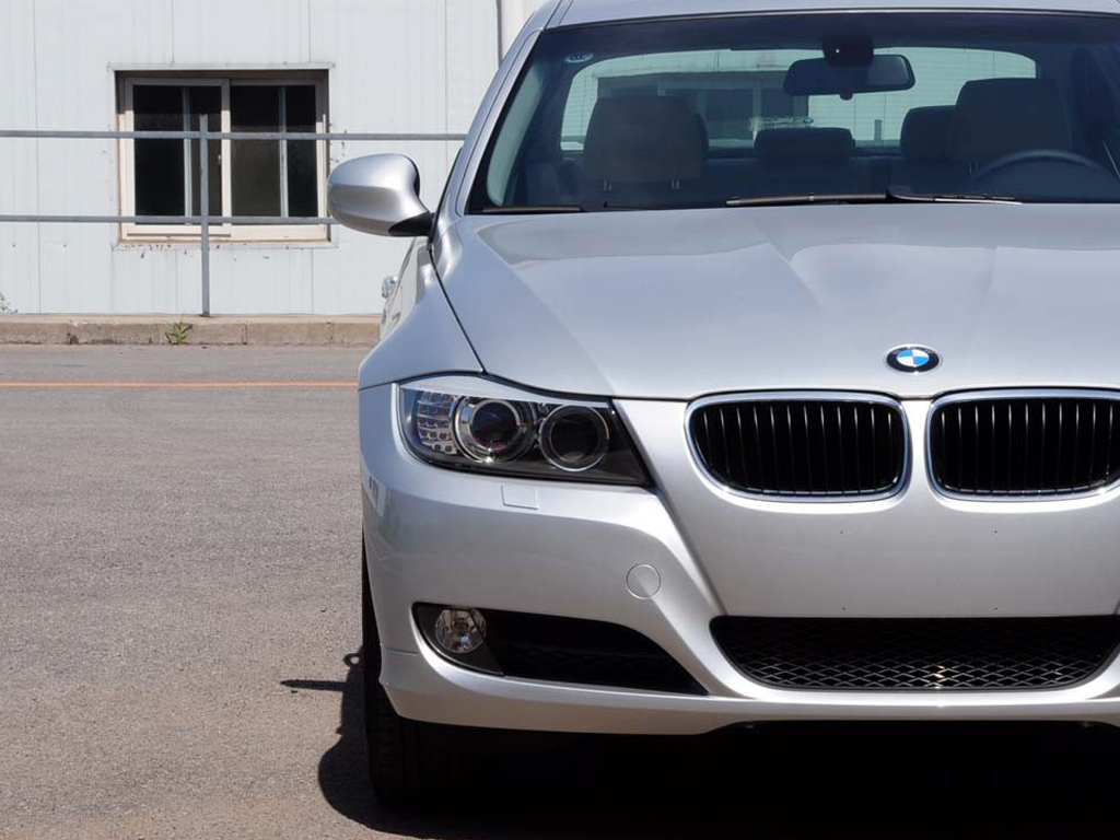 银色宝马3系 2010款 320i时尚型车前正视