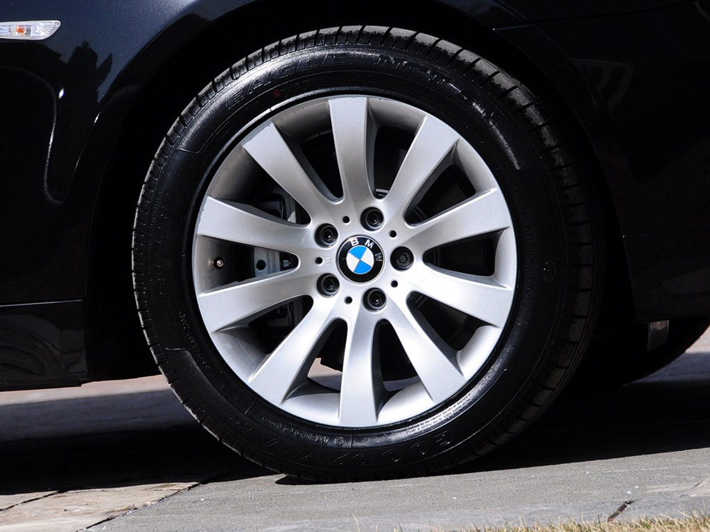 黑色宝马5系 09款 530li豪华型左后车轮