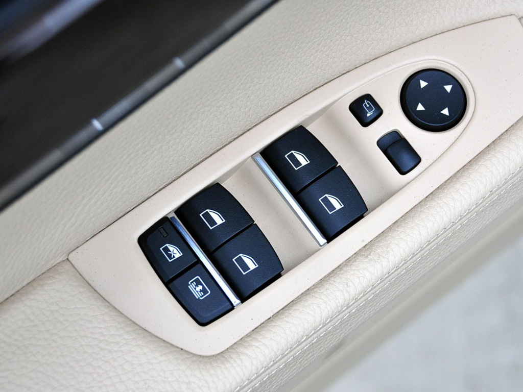 宝马7系银色宝马7系 09款 730Li豪华型左前门控制按钮