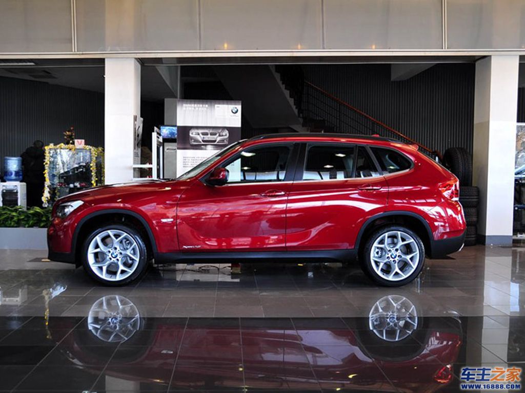 宝马x1(进口)红色 宝马x1正侧方