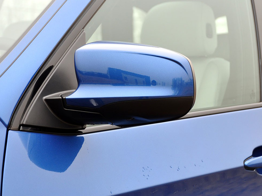 蓝色宝马x5 2010款 m后视镜