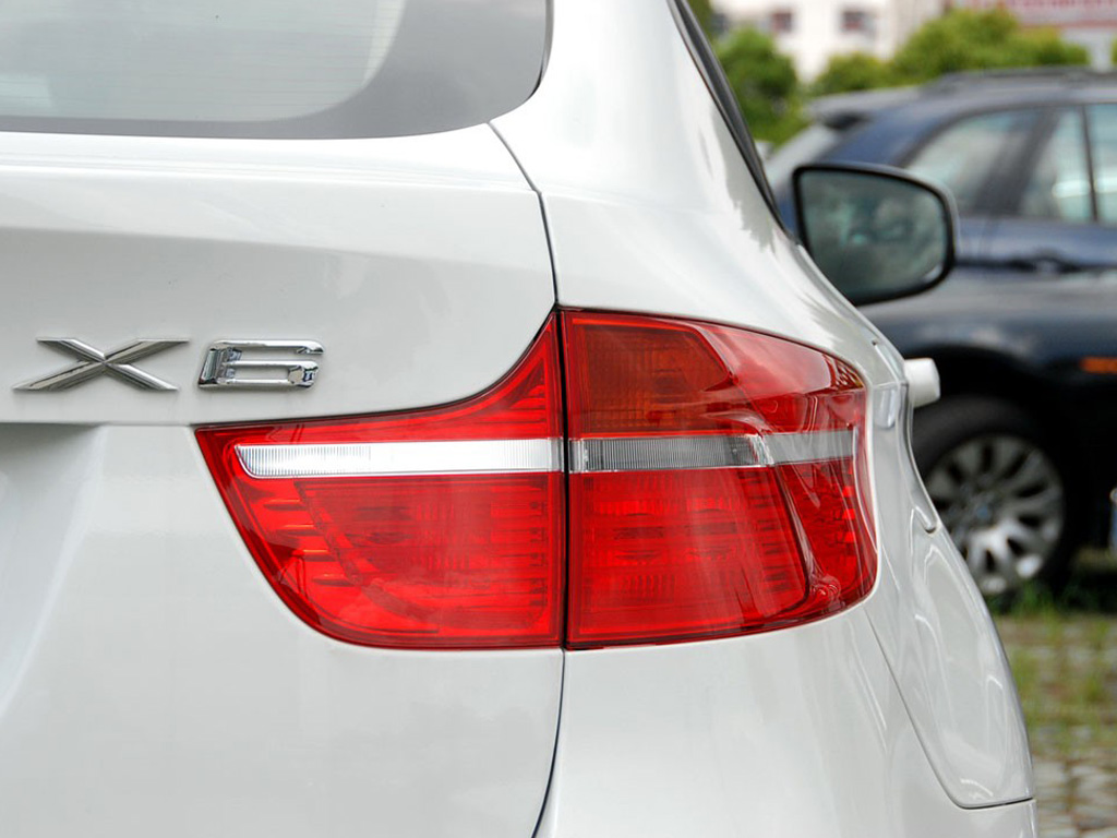 白色宝马x6 09款 xdrive35i右后尾灯