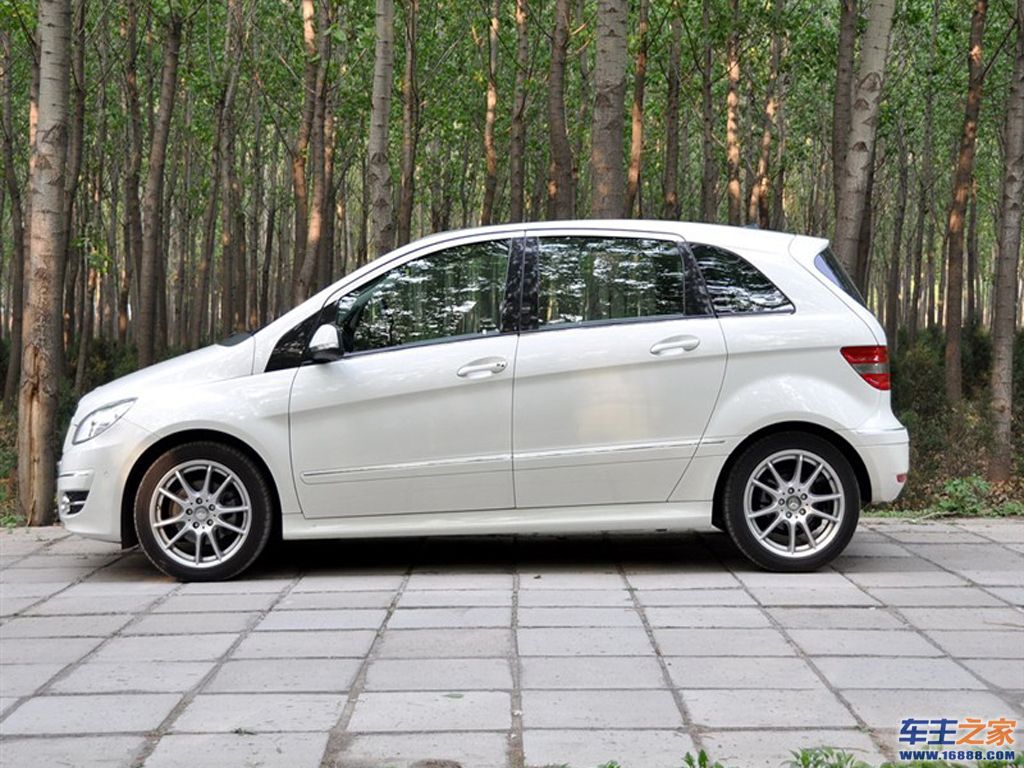 白色 奔驰b级车身左侧