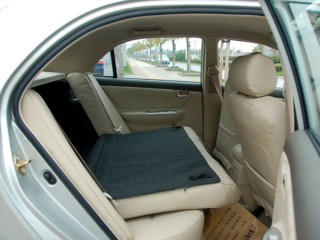 银色比亚迪f3r后排座椅放倒