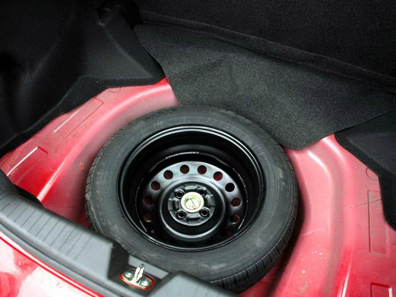 比亚迪F3R红色比亚迪F3R备用轮胎