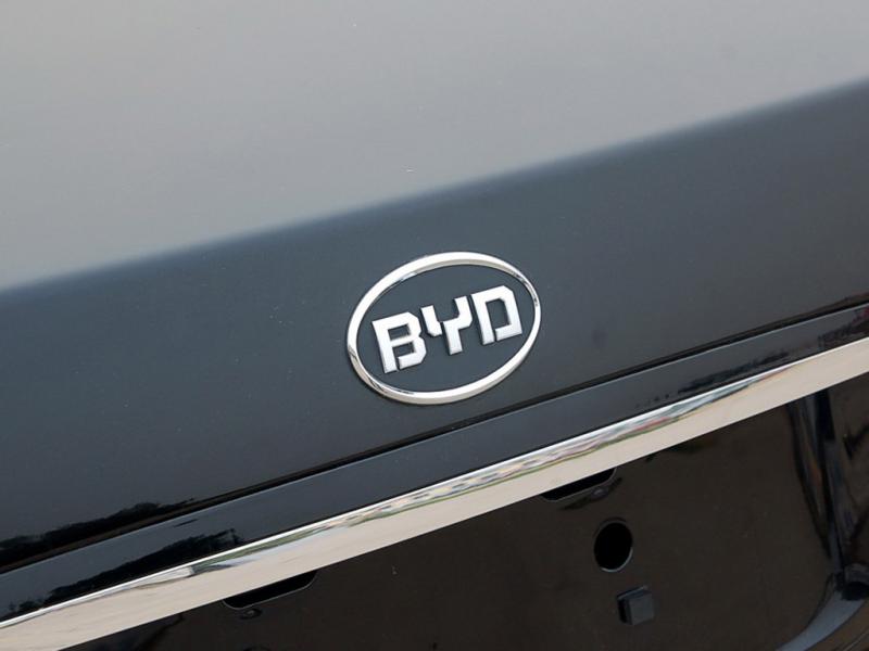 比亚迪F6黑色比亚迪F6车尾标志