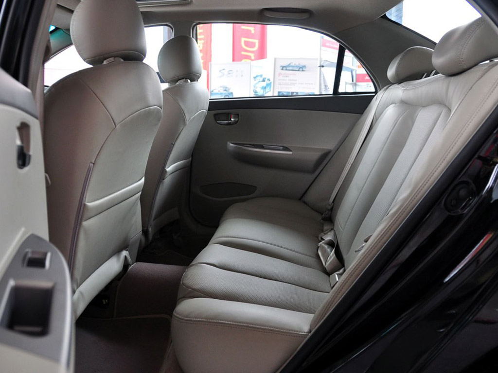 比亚迪g3后排腿部空间