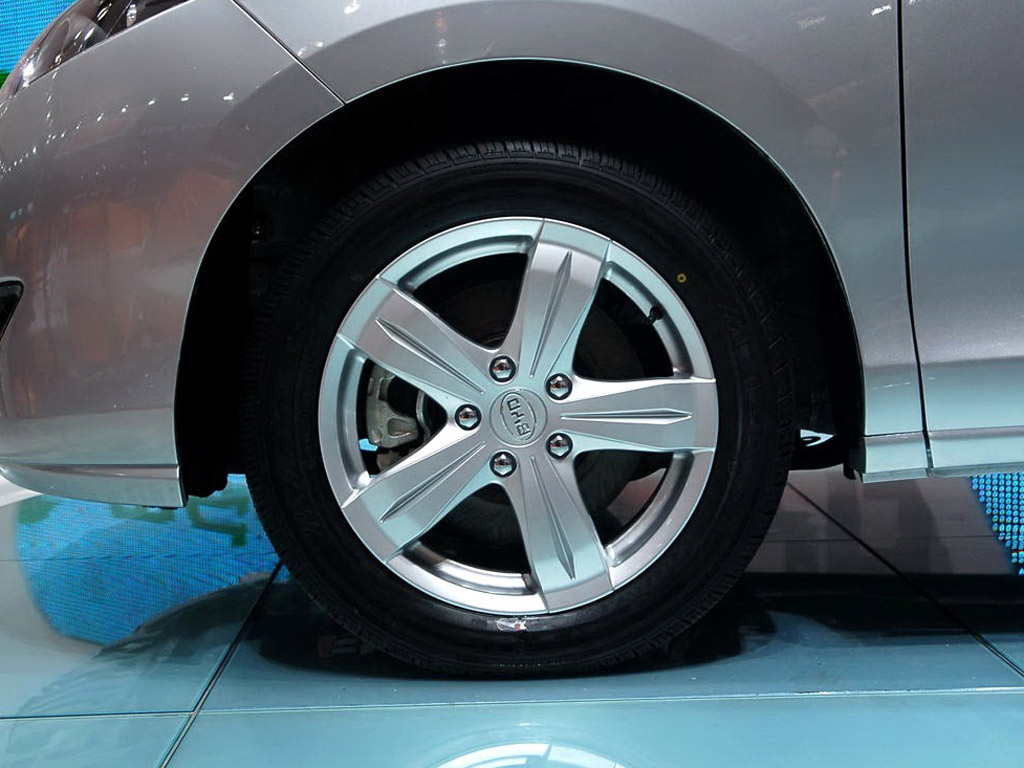 银色比亚迪m6轮胎