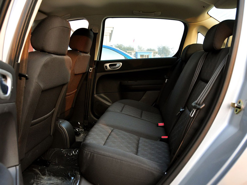 标致307后排空间