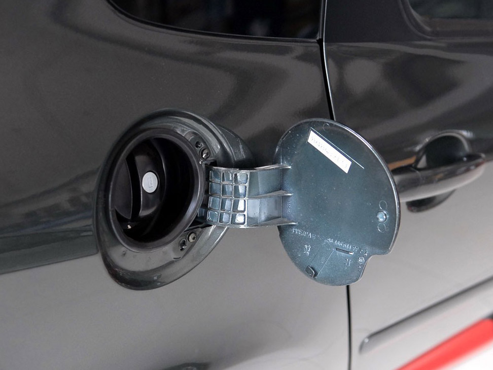 银色标致307油箱加油口打开