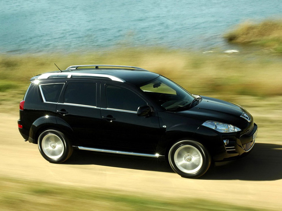 黑色标致4007侧面