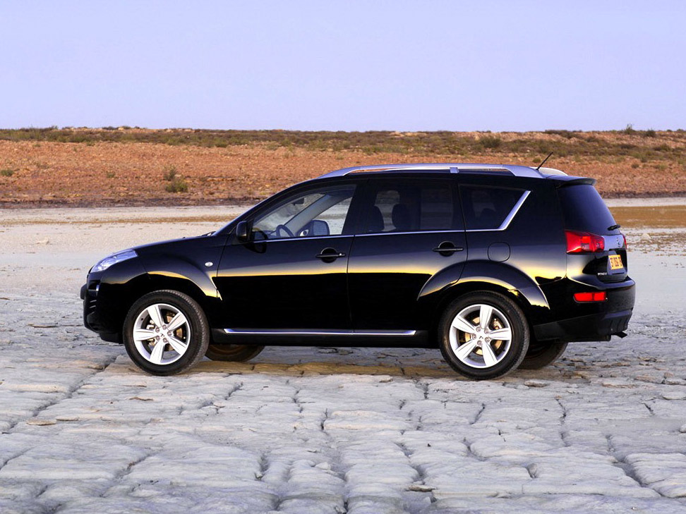 黑色标致4007侧面正视