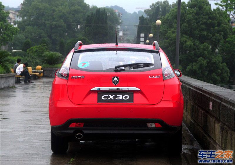 长安CX30红色 长安CX30正后方