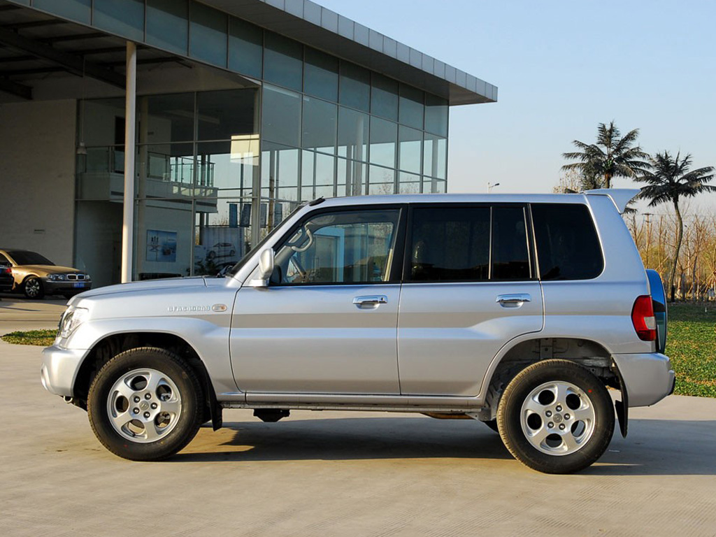 银色飞腾车侧正视