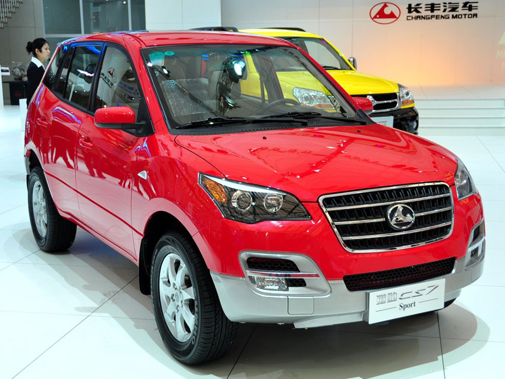 红色猎豹cs7左前45度