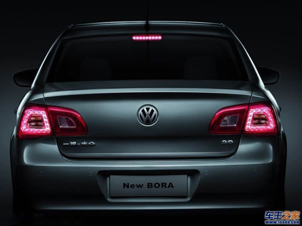 黑色 宝来正后方