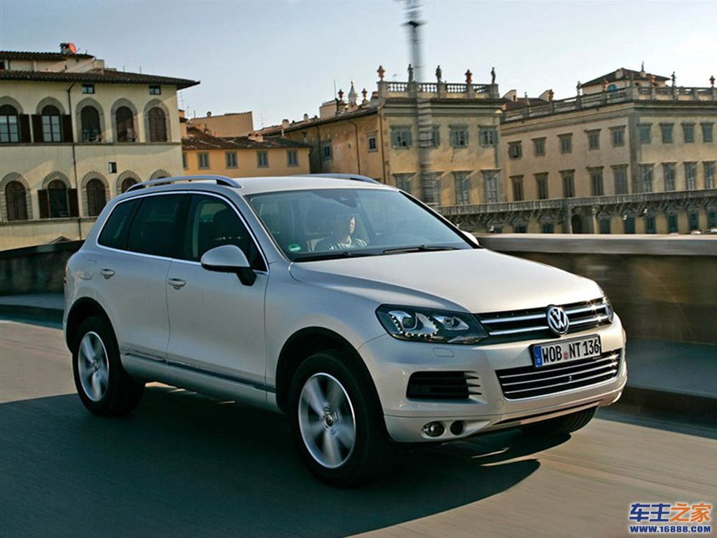 银色途锐右前45