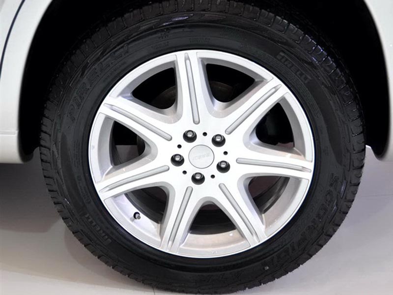 白色帝豪ex车轮