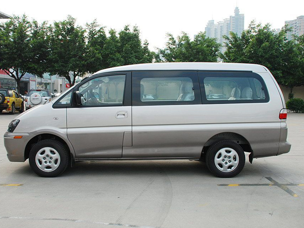 银色菱智车侧正视