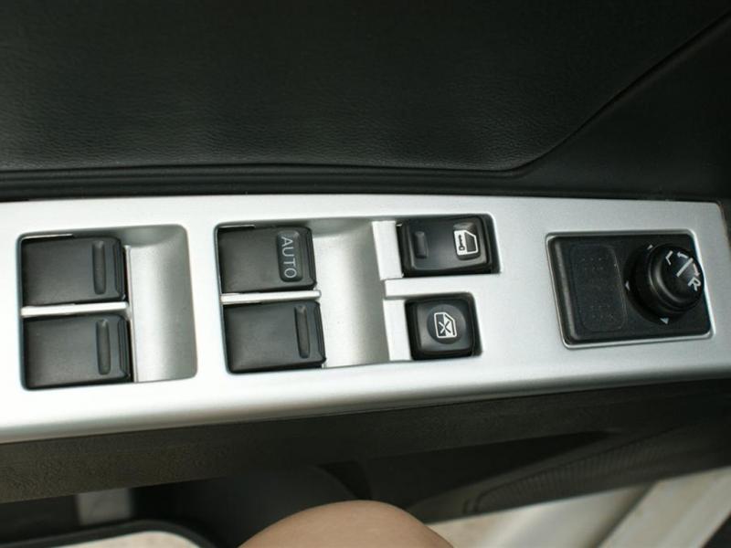 奥丁灰色07款 2.5手动两驱豪华车门控制台按钮细节